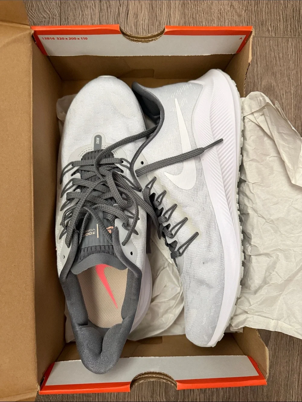 Nike WMNS Air Zoom Vomero 14 in Pure Platinum and Crimson Tint